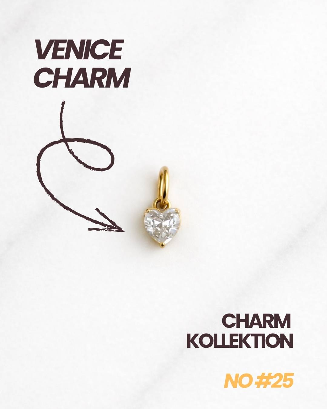 Detailaufnahme Venice CHARM goldener Herzanhänger mit klarem Kristall aus Edelstahl 316L.