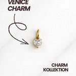 Detailaufnahme Venice CHARM goldener Herzanhänger mit klarem Kristall aus Edelstahl 316L.
