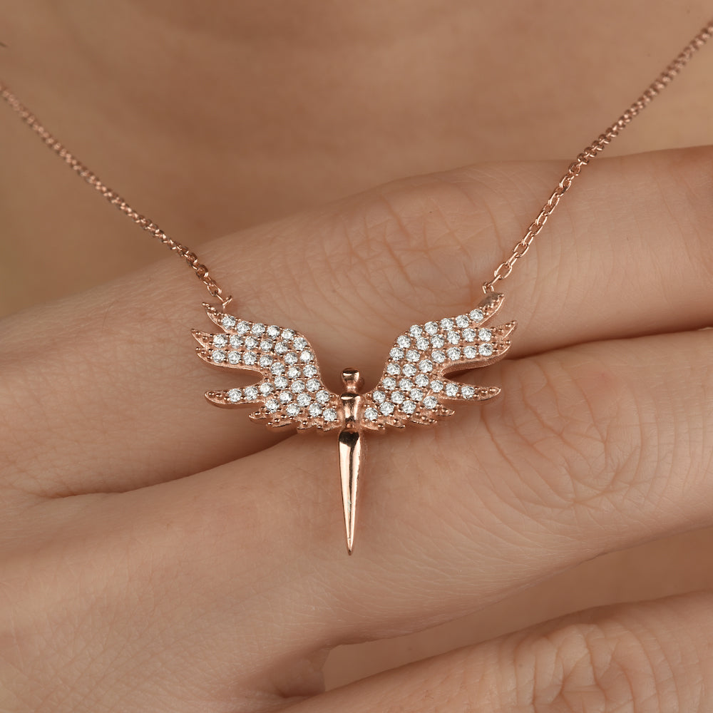 Nahaufnahme White Angle Kette – Rosé mit Zirkonia-Engelsflügeln auf der Hand getragen.