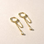Detailaufnahme goldene Hängecreolen mit weißen Zirkonia, 925 Sterling Silber vergoldet, filigranes Schmuckdesign