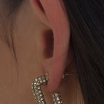 Eckiger Zirkonia Hoggie in Gold aus Edelstahl am Ohr getragen, pavé-besetzt, moderne U-Form.