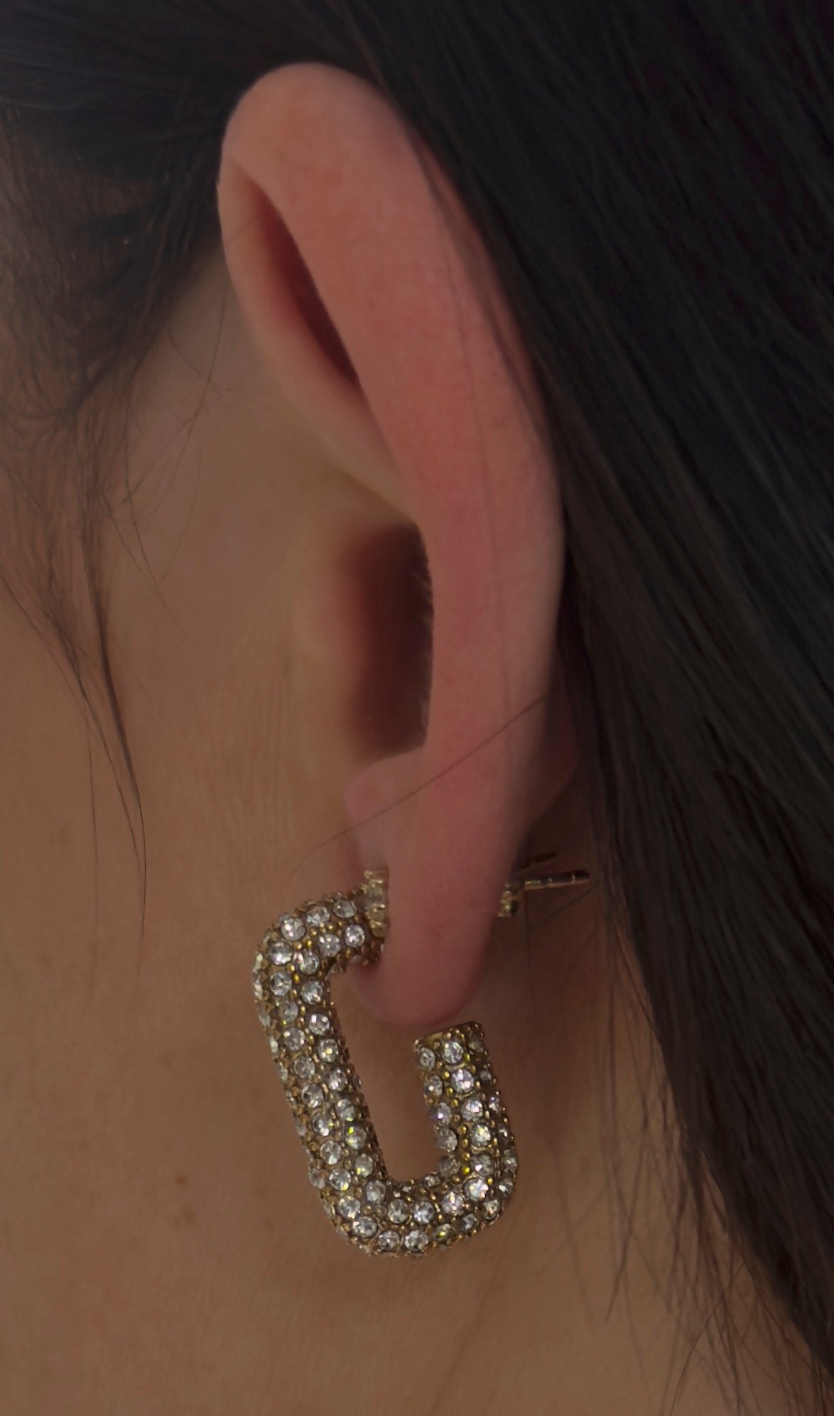 Eckiger Zirkonia Hoggie in Gold aus Edelstahl am Ohr getragen, pavé-besetzt, moderne U-Form.