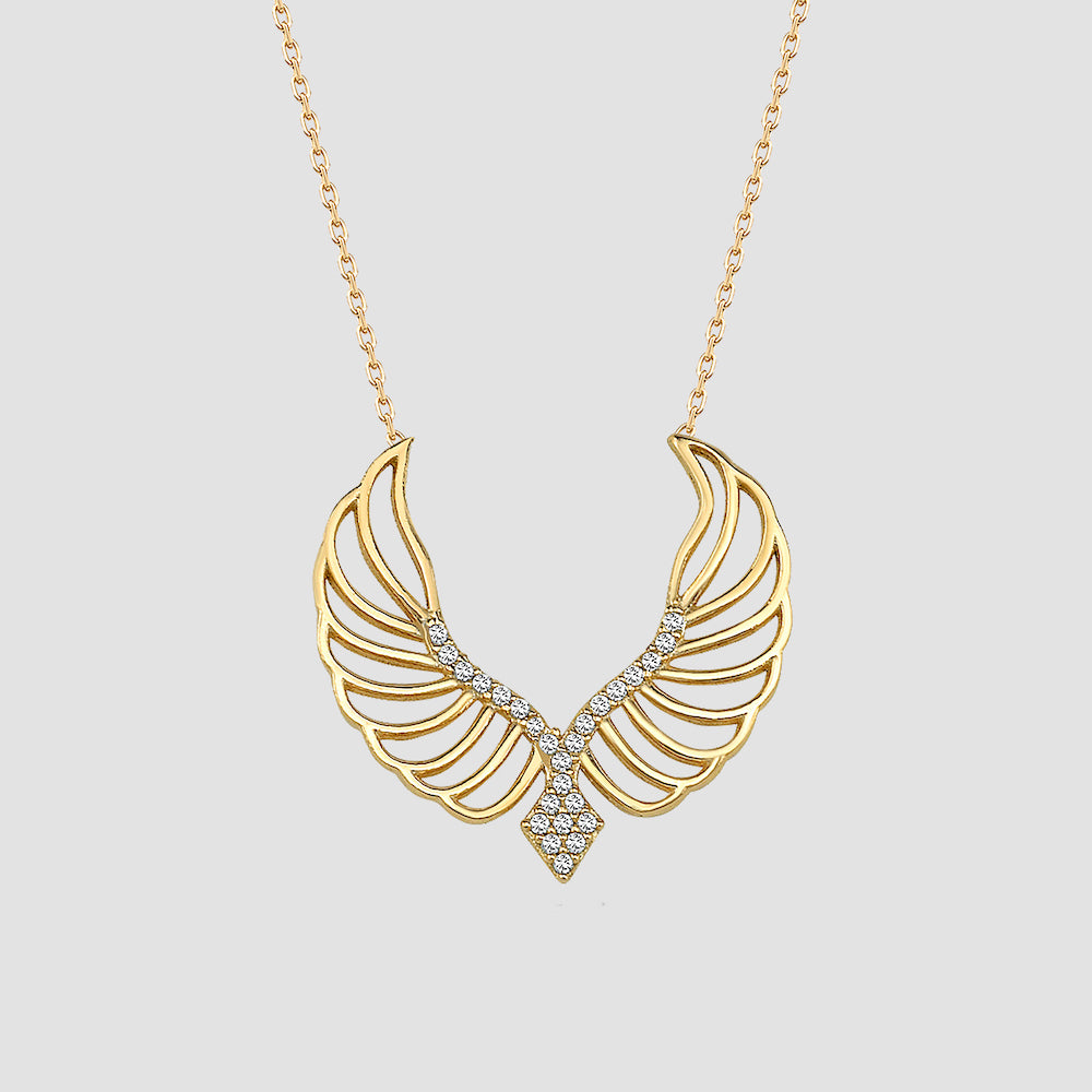 Angel Wings Halskette Gold mit Zirkonia – Engelsflügel Anhänger freigestellt auf hellem Hintergrund.