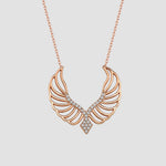 Angel Wings Halskette in Rosé mit funkelnden Zirkonia-Flügeln auf heller Fläche.