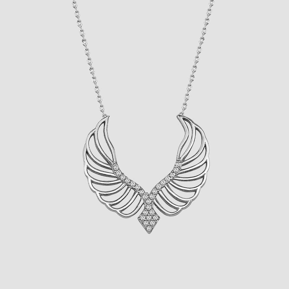Angel Wings Halskette in Silber mit filigranen Zirkonia-Flügeln, frontal aufgenommen.