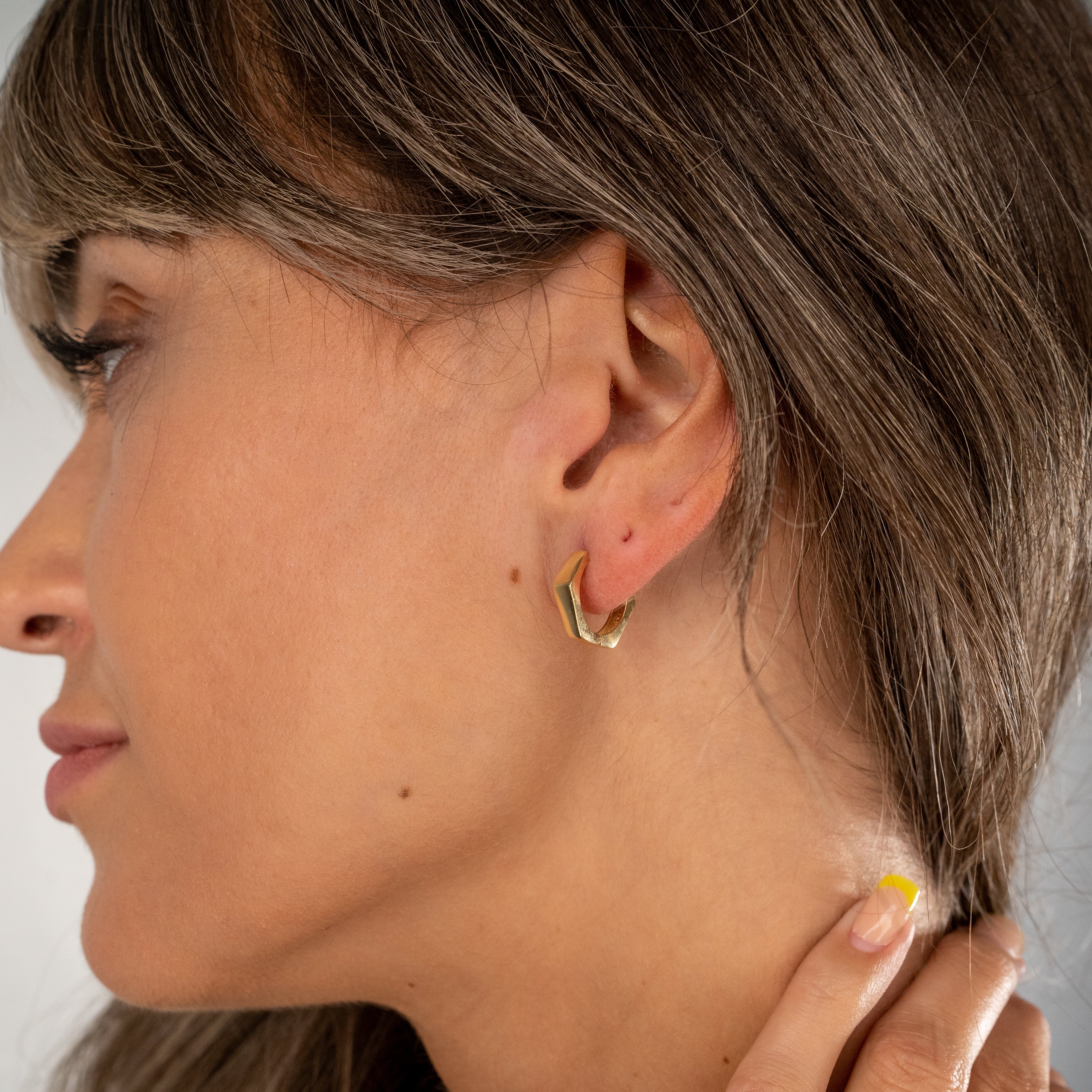 Kantige goldene Creolen seitlich getragen – Angular Classy Klappcreolen, modern & elegant.