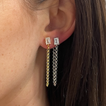 Baguette Chain Ohrstecker Vergleich am Ohr – goldene und silberne Variante mit Zirkonia und Kette.