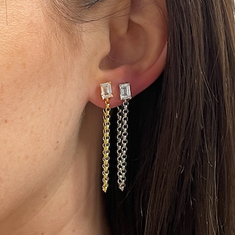 Baguette Chain Ohrstecker Vergleich am Ohr – goldene und silberne Variante mit Zirkonia und Kette.