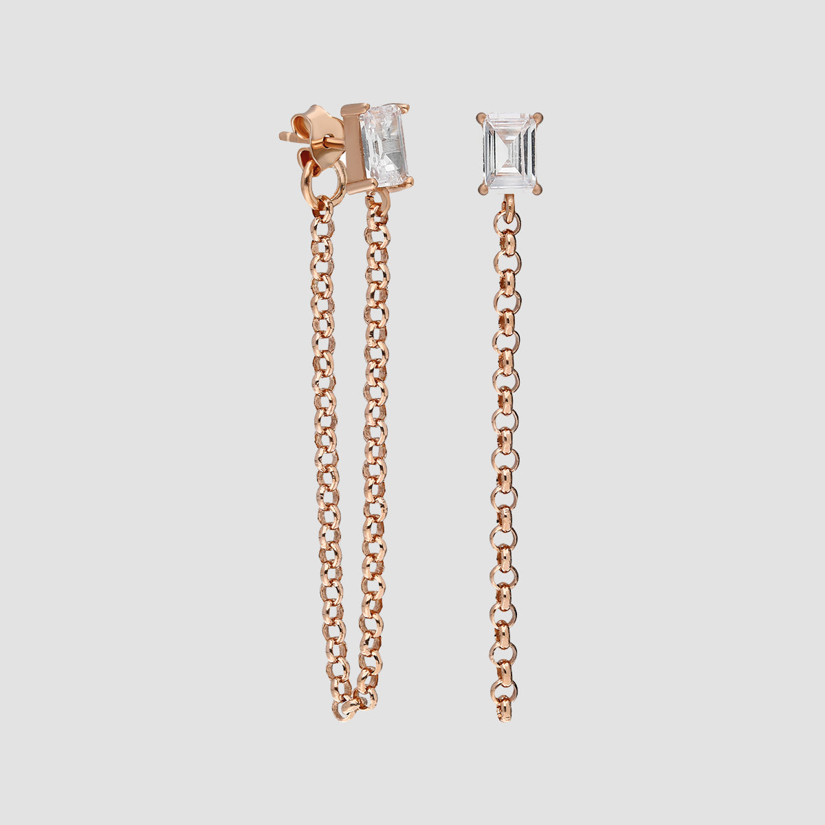Baguette Chain Ohrstecker in Rosé mit Zirkonia und doppelter Kette vor hellem Hintergrund.
