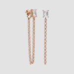 Baguette Chain Ohrstecker in Rosé mit Zirkonia und doppelter Kette vor hellem Hintergrund.
