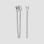 Detail: Baguette-Zirkonia Ohrstecker in Silber mit glänzender Kette und Schmetterlingsverschluss.