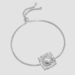 Baguette Pearl Zugarmband aus 925 Silber mit Zirkonia und Perle auf hellem Hintergrund.