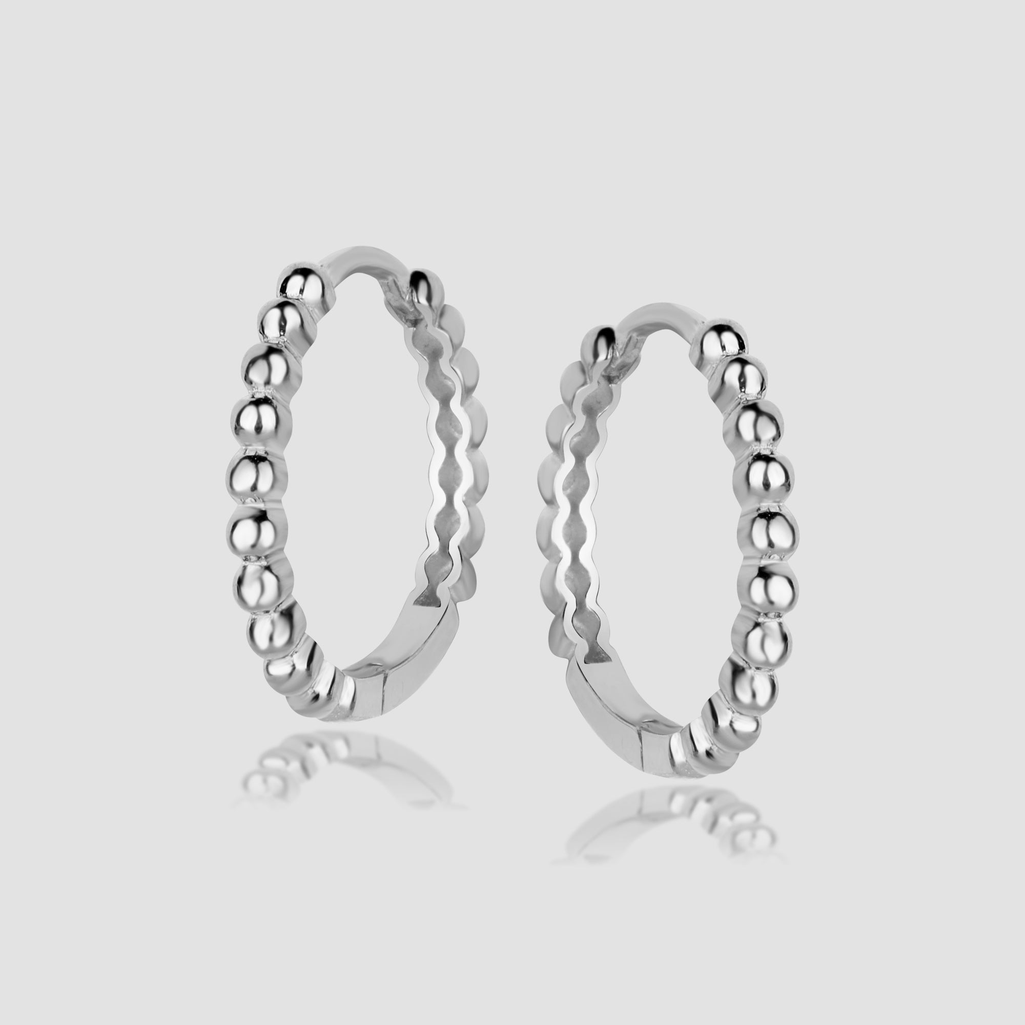 Balls M Creolen in Silber aus 925 Sterling Silber, rhodiniert, Kugel-Design – Produktfoto freigestellt.