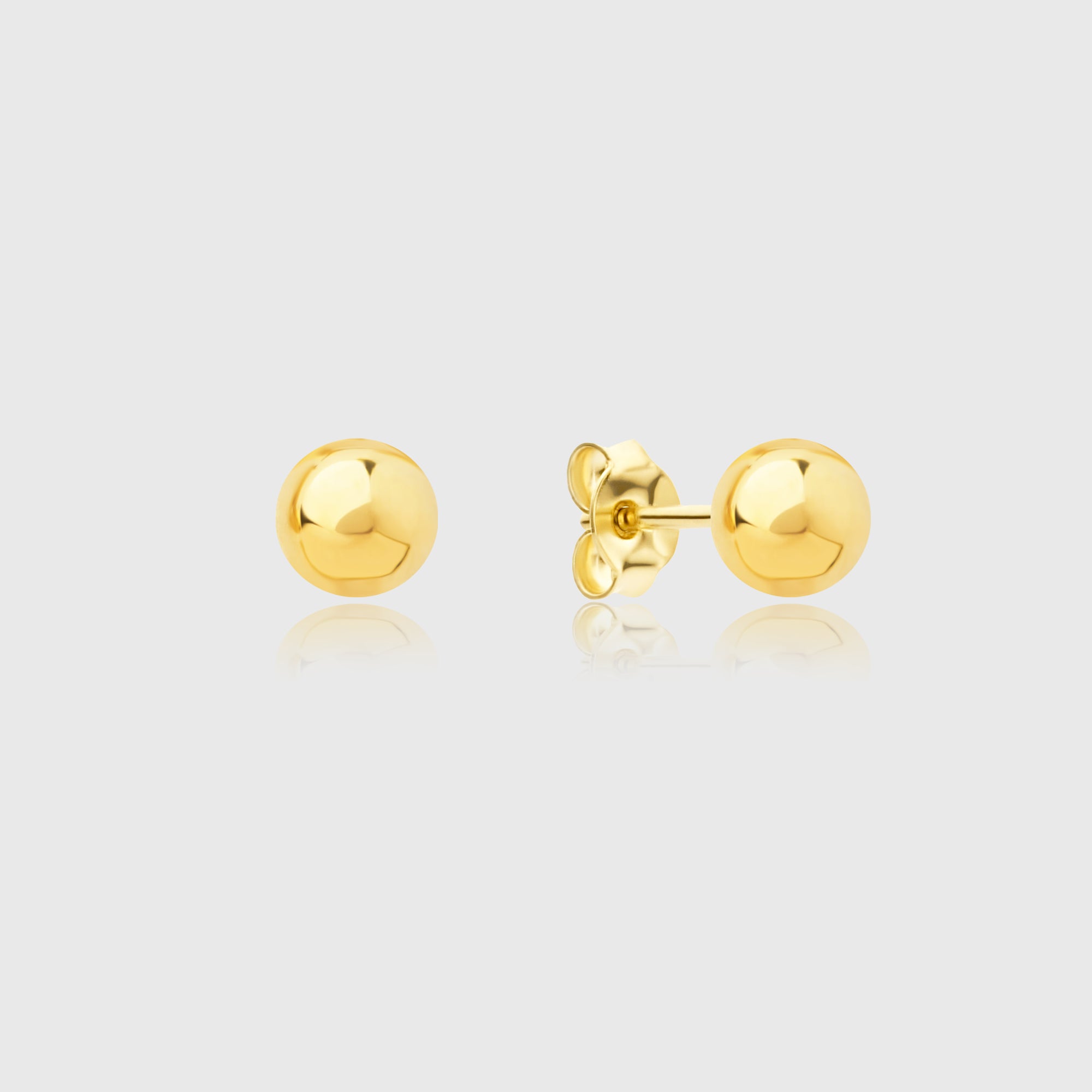 Balls S Stud Ohrstecker Gold aus 925 Sterling Silber vor weißem Hintergrund.