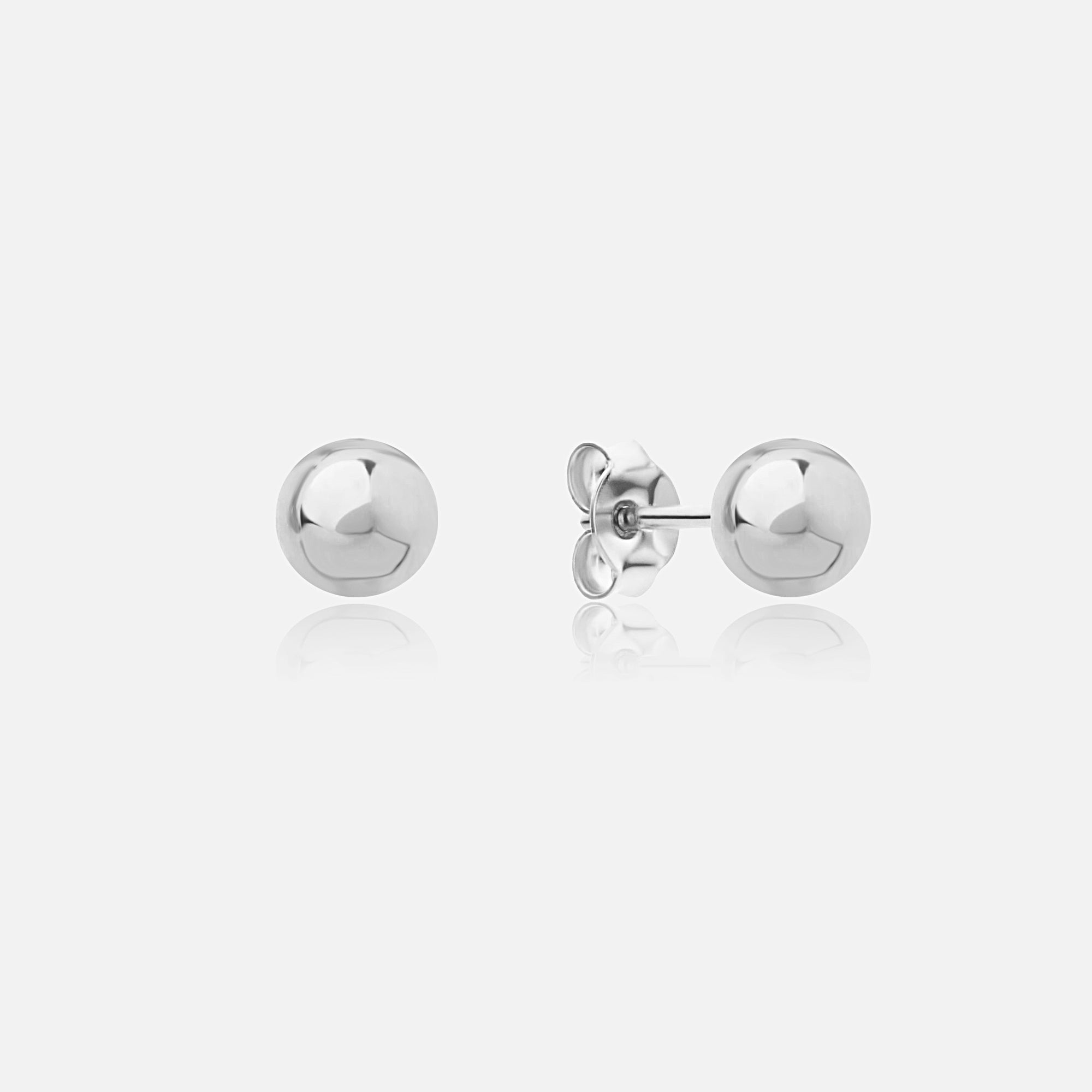 Balls S Stud Ohrstecker Silber aus 925 Sterling Silber vor weißem Hintergrund.