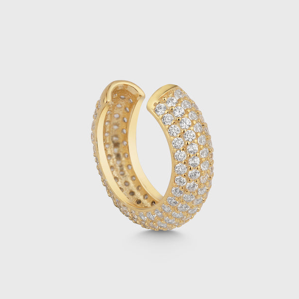 Detailansicht Boom Ear Cuff Gold-Look: funkelnde Zirkonia-Steine rundum, breiter Ear Cuff aus 925 Sterlingsilber.