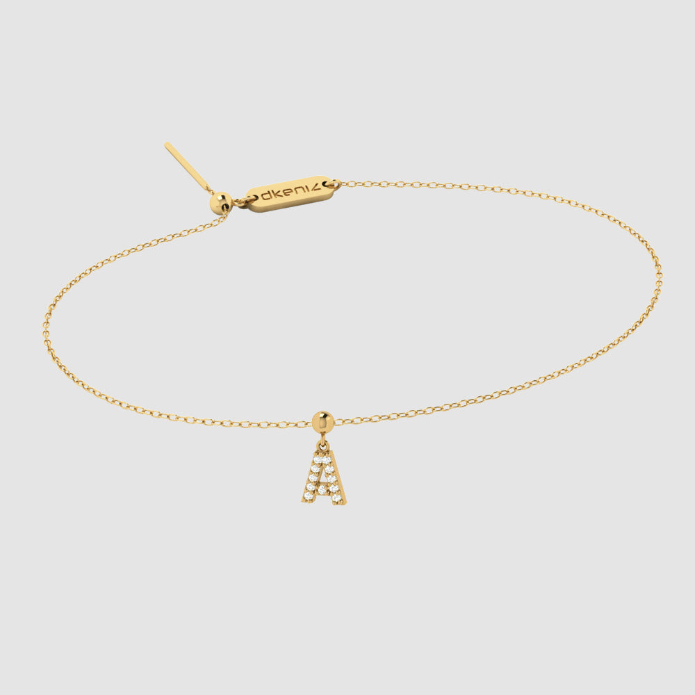Zartes Goldarmband mit Buchstaben A Zirkonia Anhänger und Dkeniz Gravurplättchen.