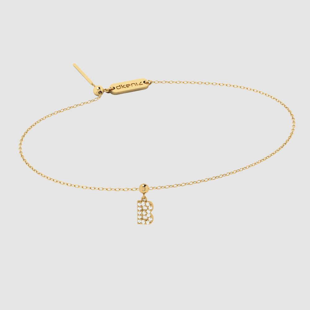 Zartes Goldarmband mit Buchstaben B Zirkonia Anhänger und Dkeniz Gravurplättchen.