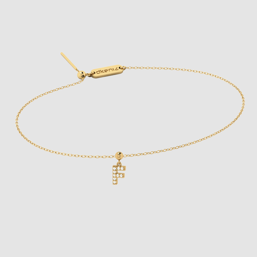 Zartes Goldarmband mit Buchstaben F Zirkonia Anhänger und Dkeniz Gravurplättchen.