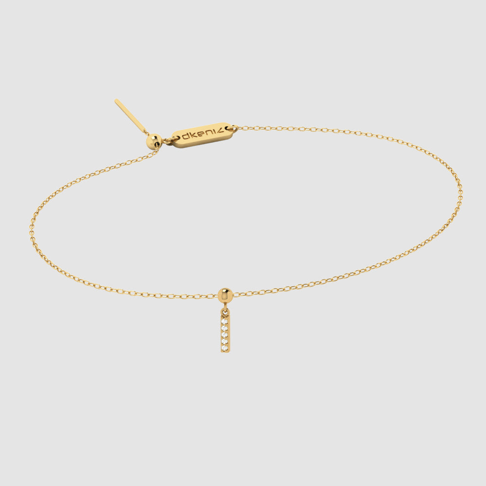 Zartes Goldarmband mit Buchstaben I Zirkonia Anhänger und Dkeniz Gravurplättchen.