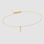 Zartes Goldarmband mit Buchstaben I Zirkonia Anhänger und Dkeniz Gravurplättchen.