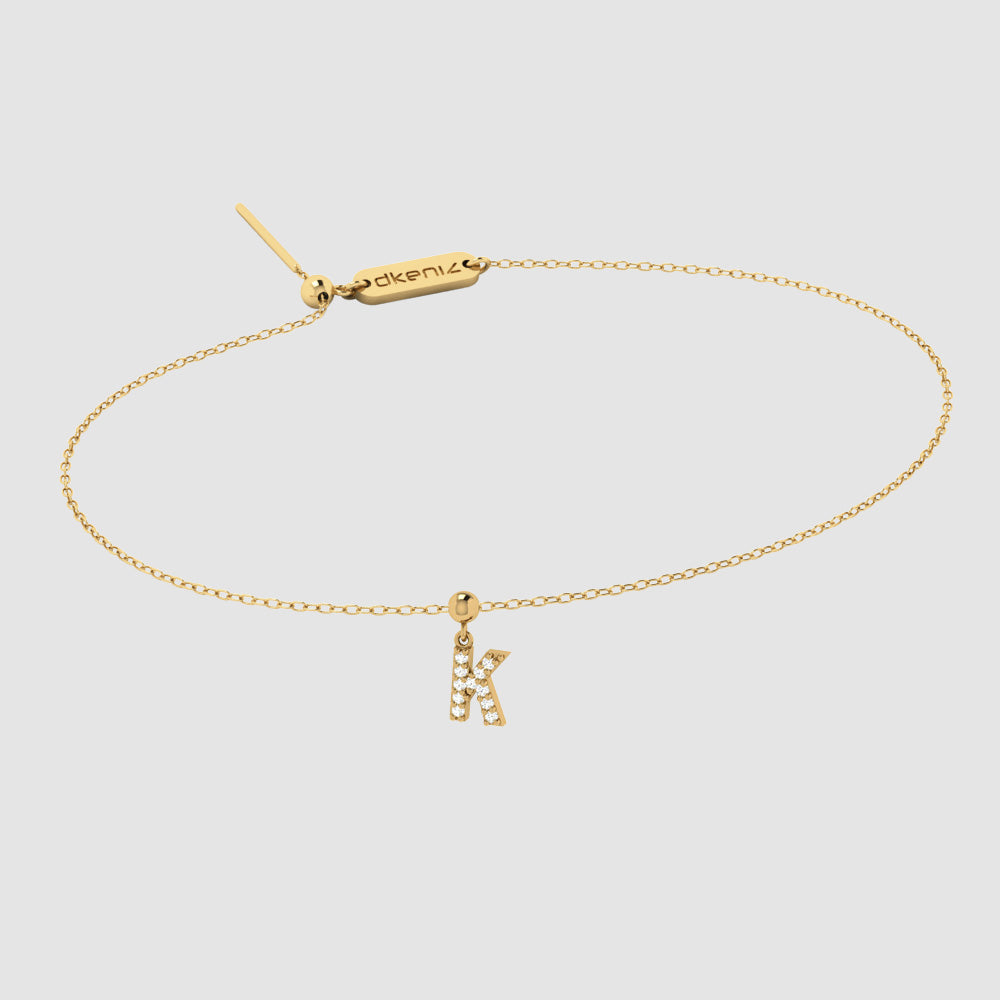 Zartes Goldarmband mit Buchstaben K Zirkonia Anhänger und Dkeniz Gravurplättchen.