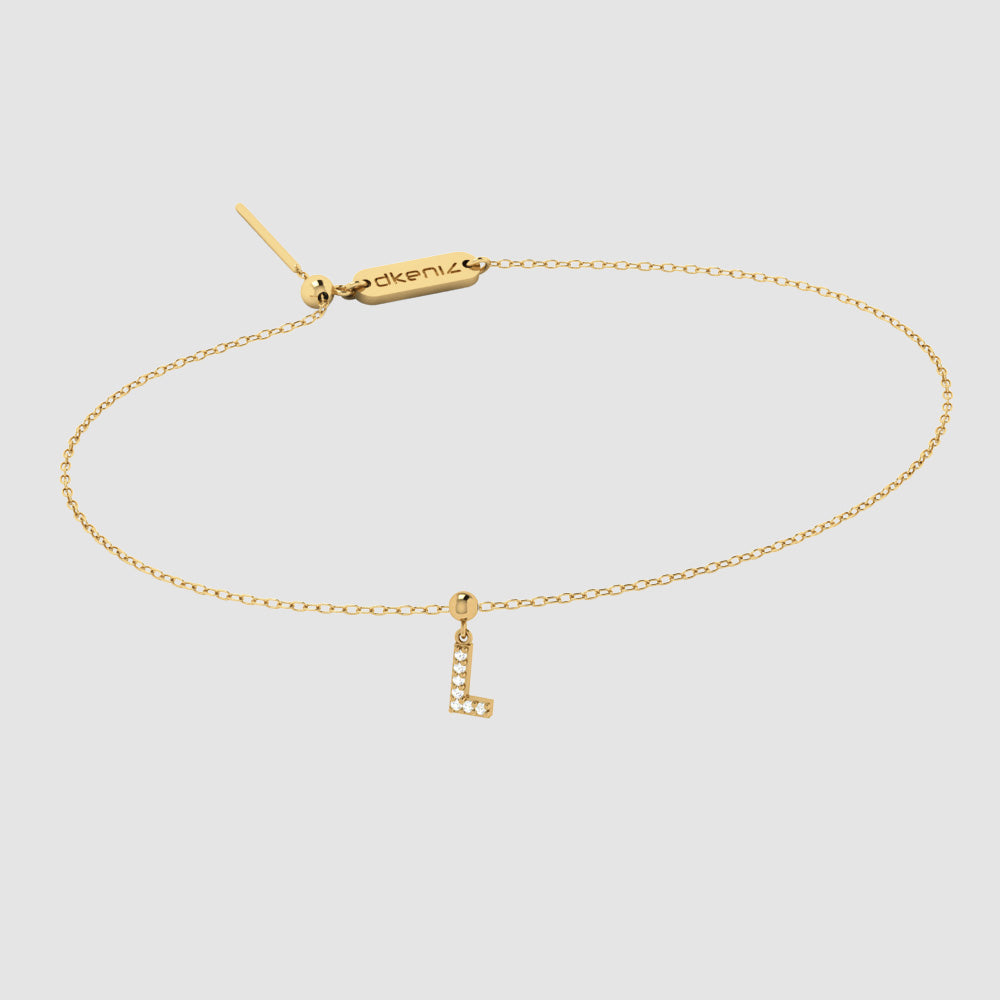 Zartes Goldarmband mit Buchstaben L Zirkonia Anhänger und Dkeniz Gravurplättchen.