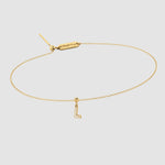 Zartes Goldarmband mit Buchstaben L Zirkonia Anhänger und Dkeniz Gravurplättchen.