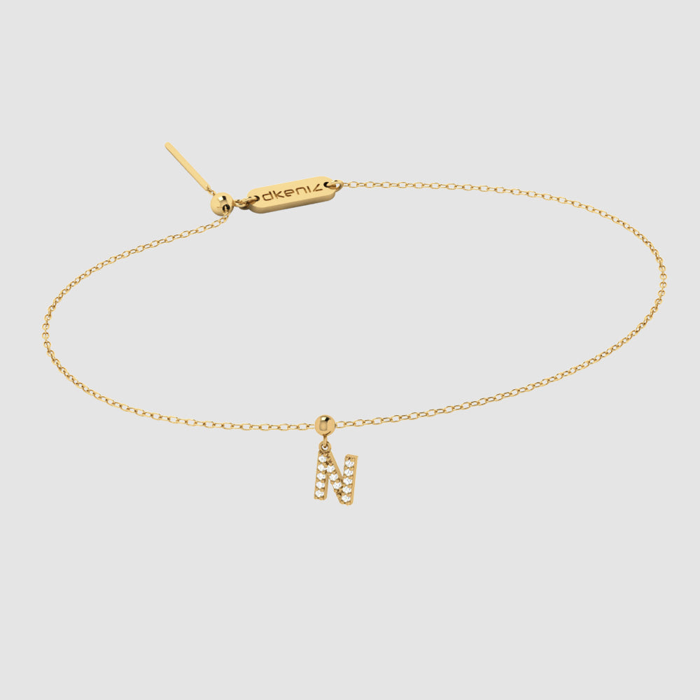 Zartes Goldarmband mit Buchstaben N Zirkonia Anhänger und Dkeniz Gravurplättchen.
