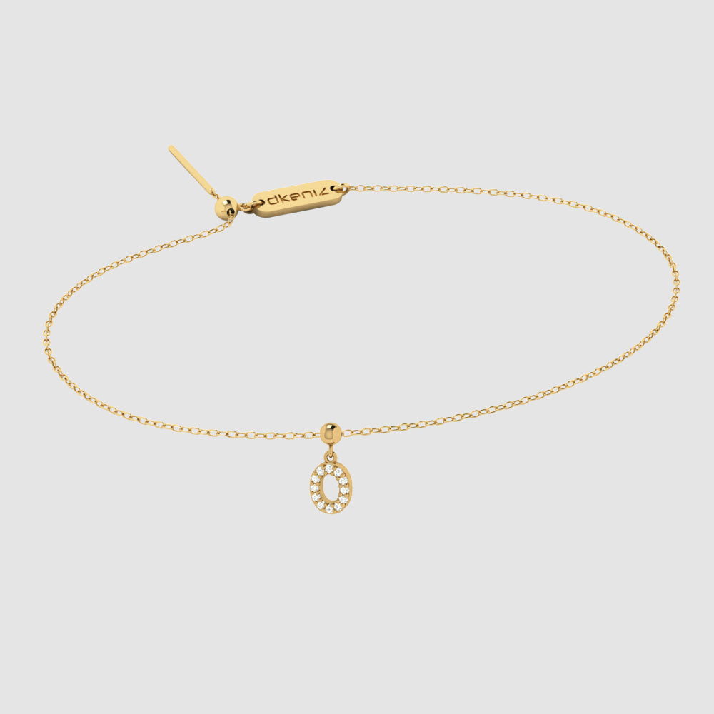 Zartes Goldarmband mit Buchstaben O Zirkonia Anhänger und Dkeniz Gravurplättchen.