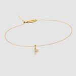 Zartes Goldarmband mit Buchstaben P Zirkonia Anhänger und Dkeniz Gravurplättchen.