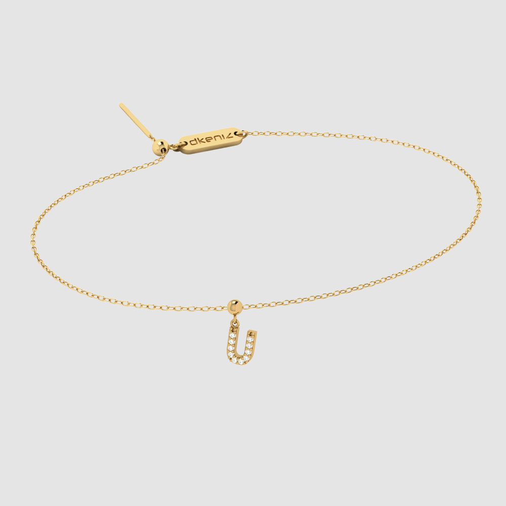 Zartes Goldarmband mit Buchstaben U Zirkonia Anhänger und Dkeniz Gravurplättchen.