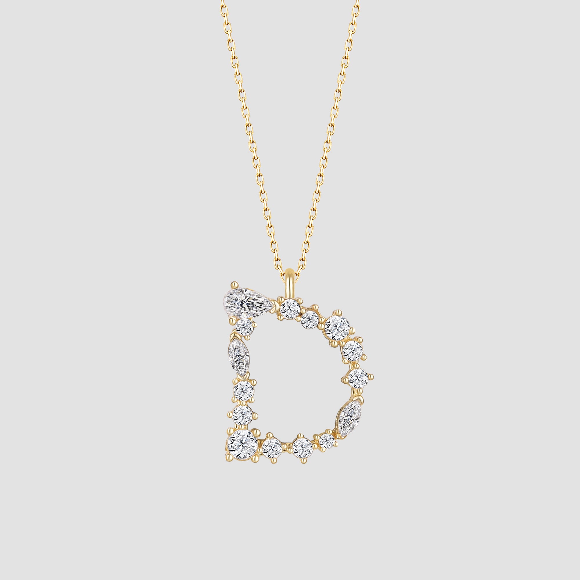 Buchstaben Anhänger D in Gold mit Zirkonia White an Kette – funkelndes Detail.