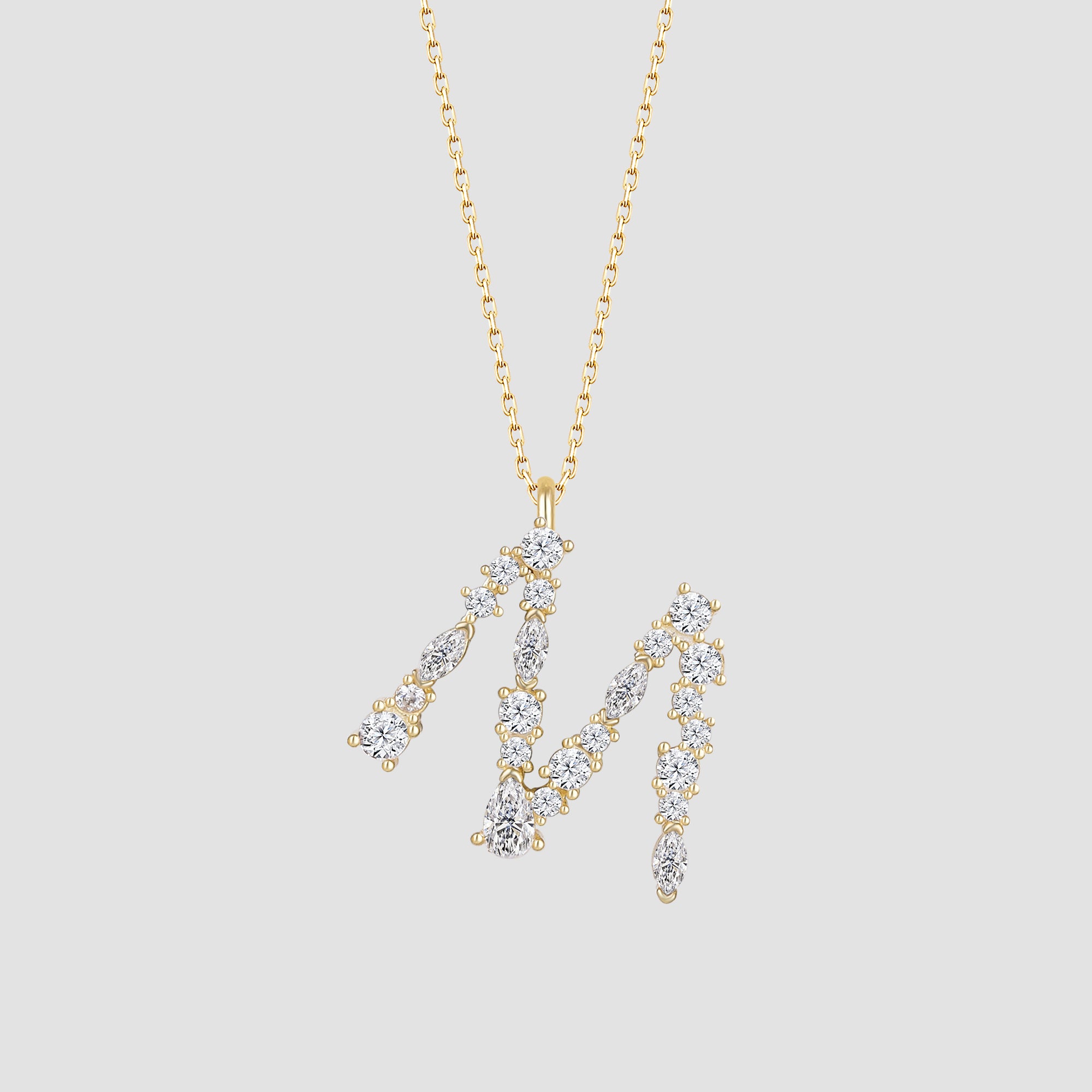 Buchstaben Anhänger M in Gold mit Zirkonia White an Kette – funkelndes Detail.