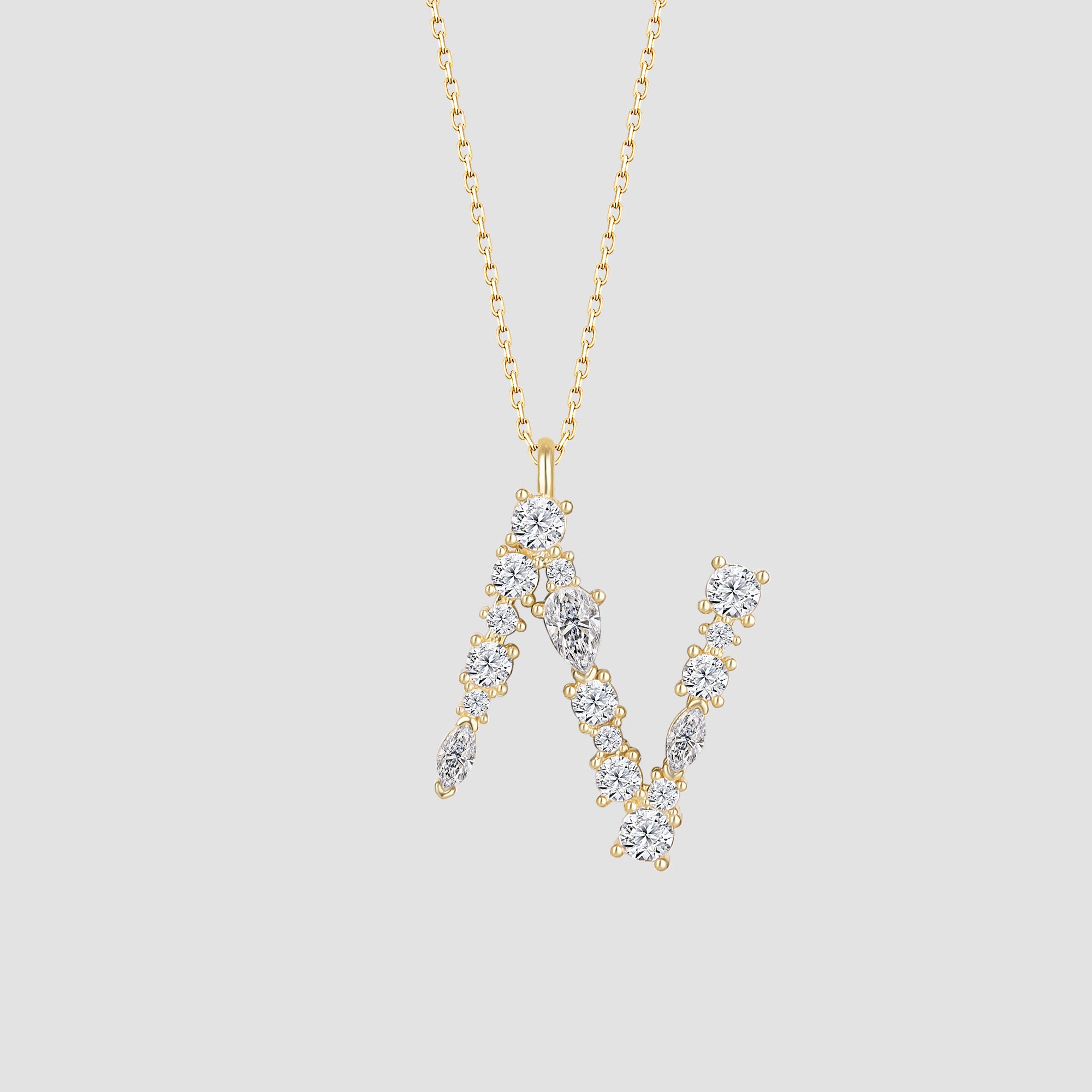 Buchstaben Anhänger N in Gold mit Zirkonia White – Initialen Halskette Produktansicht.