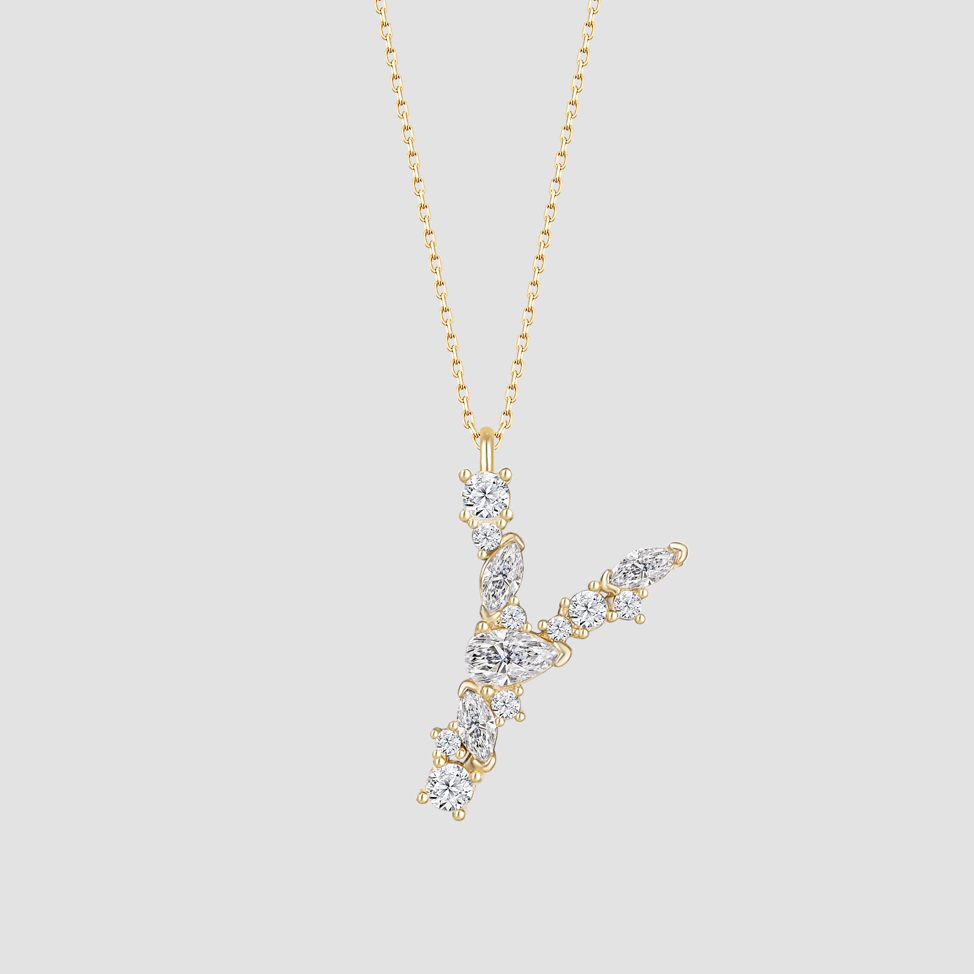 Buchstaben Anhänger Y in Gold mit Zirkonia White an Kette – funkelndes Detail.