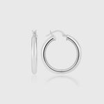 Bump M Creolen aus 925 Sterling Silber, mittelgroße runde Hoops mit Klappenverschluss auf hellem Hintergrund.