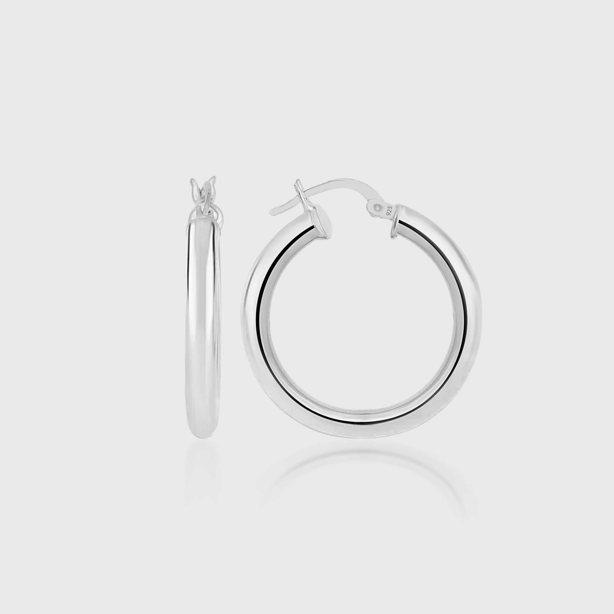 Bump M Creolen aus 925 Sterling Silber, mittelgroße runde Hoops mit Klappenverschluss auf hellem Hintergrund.