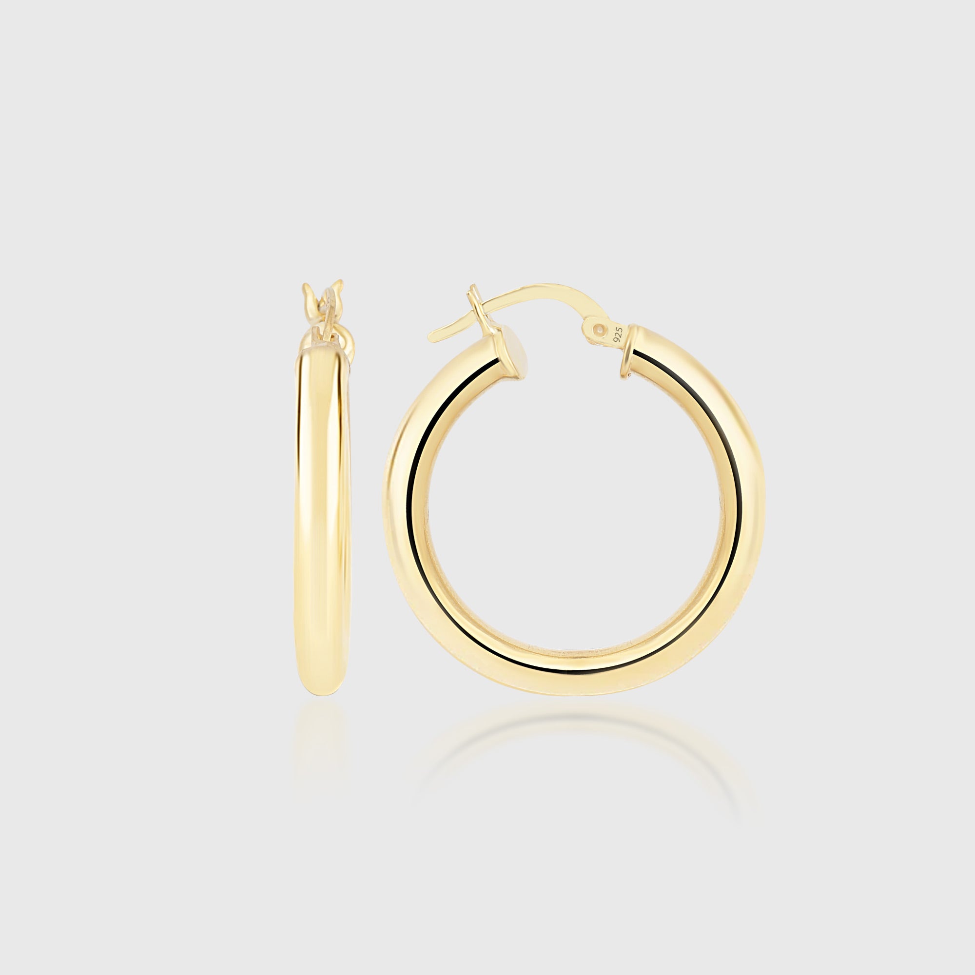 Bump M Creolen in vergoldetem 925 Sterling Silber, elegante goldene Hoops auf hellem Hintergrund.