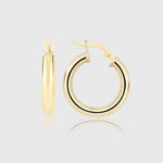 Goldene Bump S Creolen aus 925 Sterling Silber auf hellem Hintergrund, eleganter Ohrschmuck