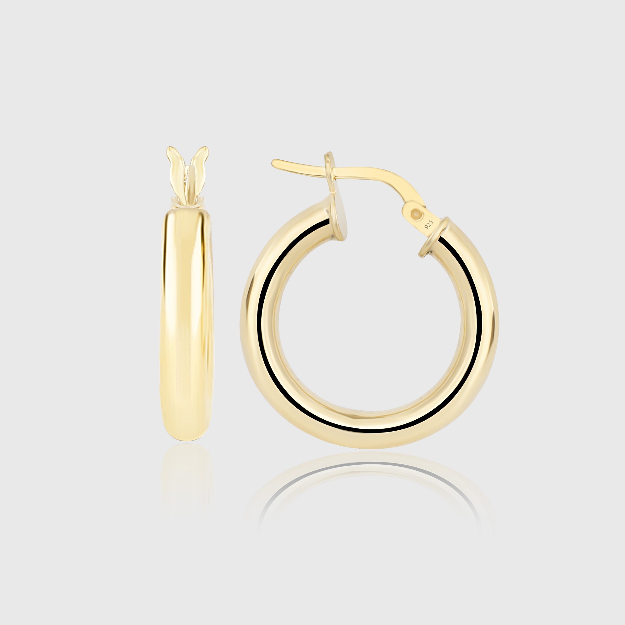 Goldene Bump S Creolen aus 925 Sterling Silber auf hellem Hintergrund, eleganter Ohrschmuck