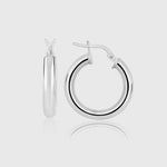 Silberne Bump S Creolen aus 925 Sterling Silber auf hellem Hintergrund, zeitlose Damen Hoops.