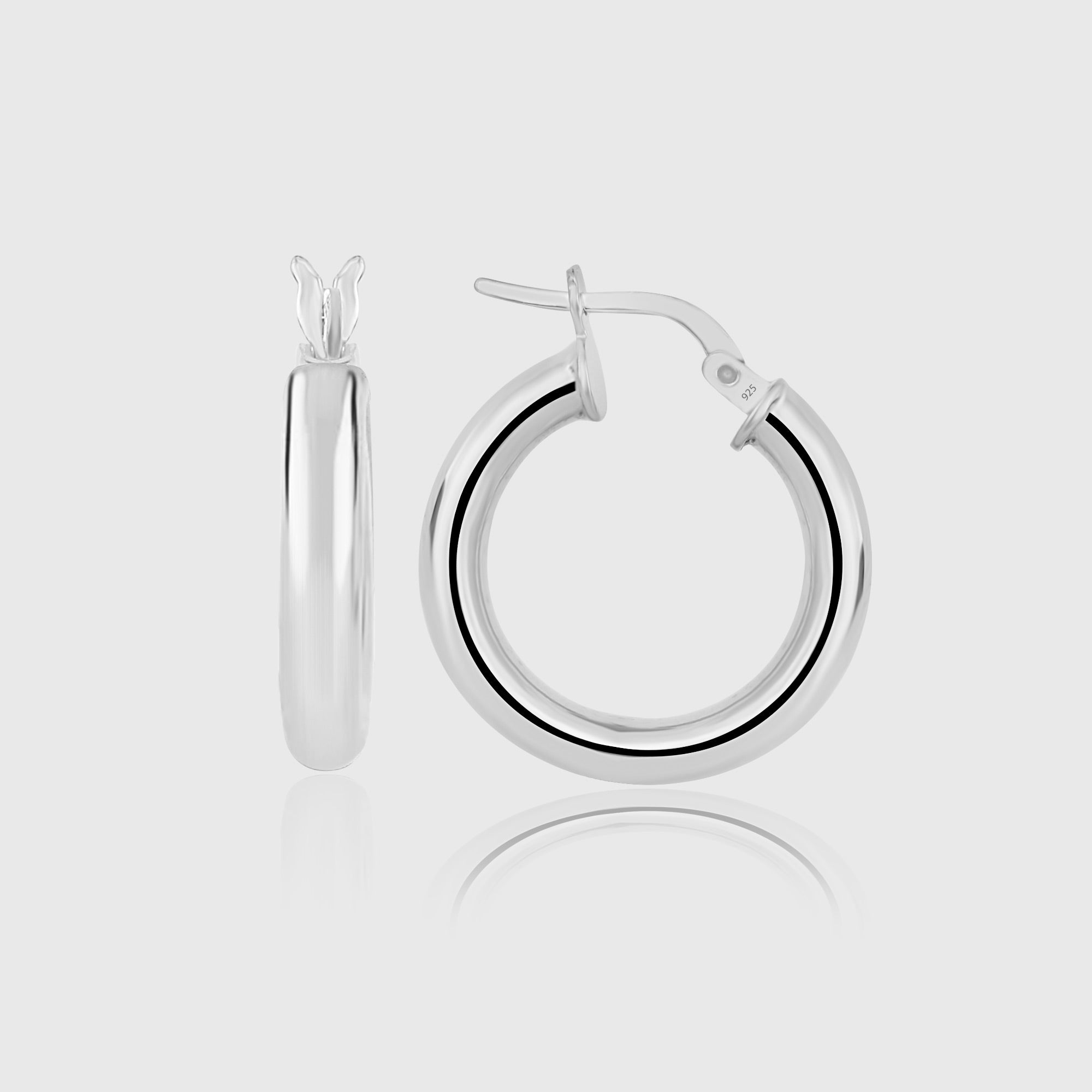 Silberne Bump S Creolen aus 925 Sterling Silber auf hellem Hintergrund, zeitlose Damen Hoops.