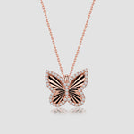 Butterfly Shiny Halskette in Rose mit Zirkonia, schimmernder Schmetterlingsanhänger auf neutralem Hintergrund.