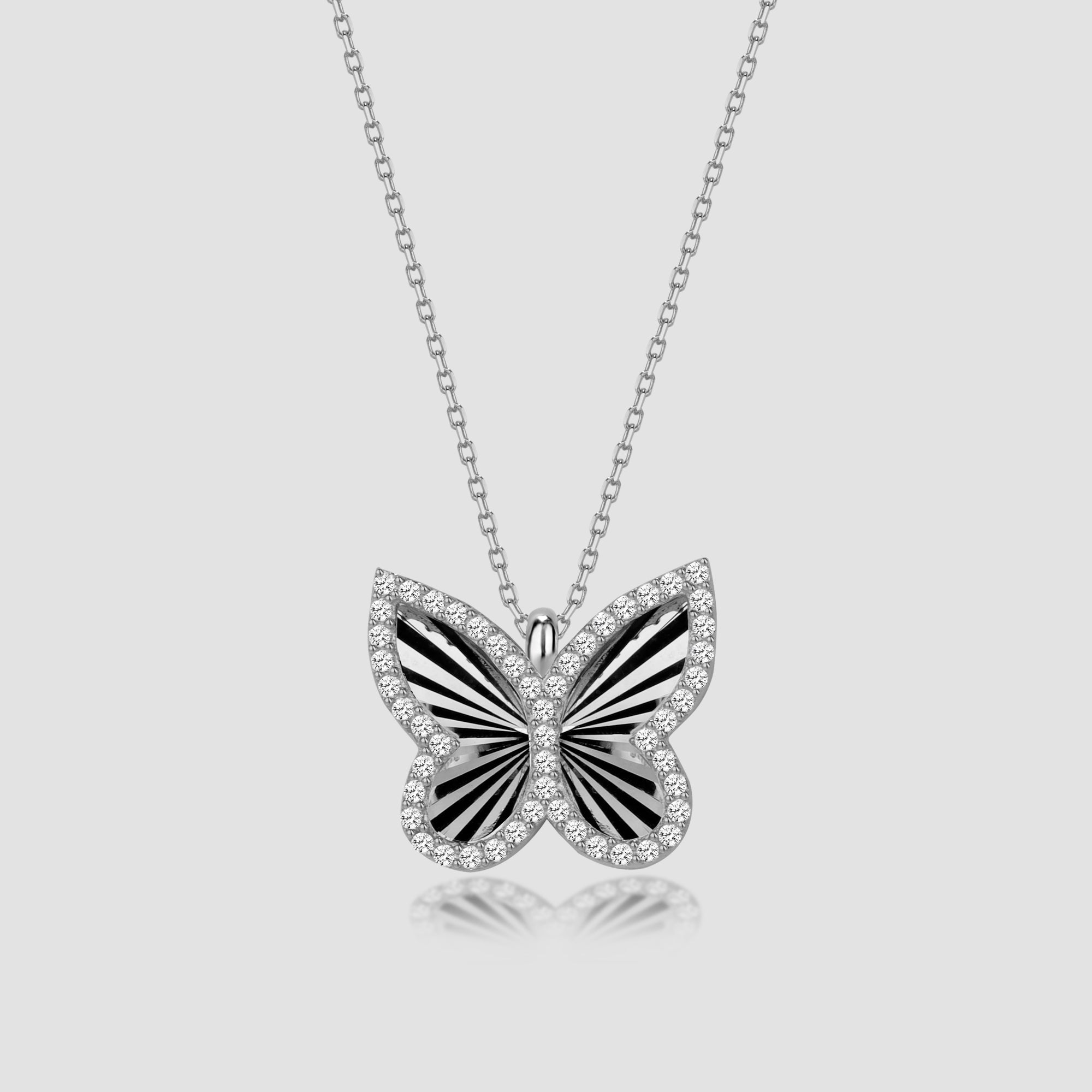 Butterfly Shiny Halskette in Silber mit Zirkonia, schimmernder Schmetterlingsanhänger auf neutralem Hintergrund.