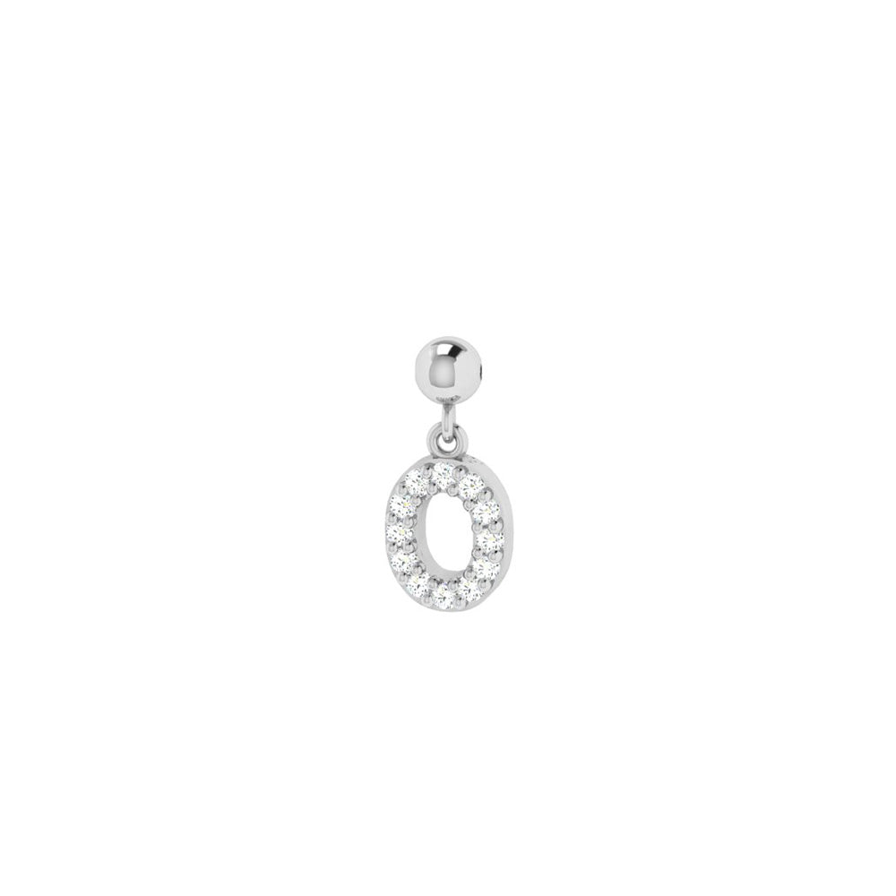 Einzelner Charm Letter O aus Silber mit weißen Zirkonia-Steinen.
