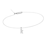 Feines Silberarmband mit Charm Letter K und Dkeniz Logo-Plakette.