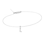 Feines Silberarmband mit Charm Letter L und Dkeniz Logo-Plakette.