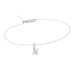 Feines Silberarmband mit Charm Letter N und Dkeniz Logo-Plakette.