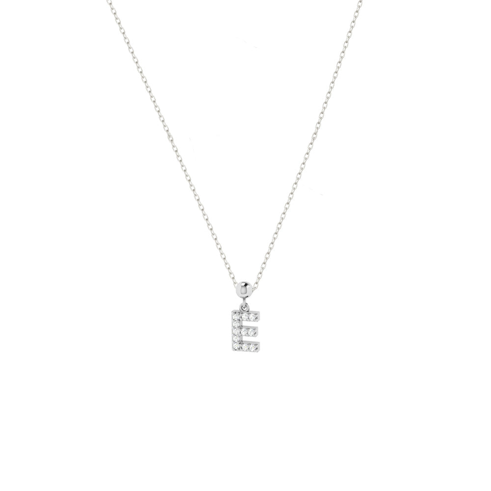 Zarte Silberhalskette mit funkelndem Charm Letter E aus Zirkonia.
